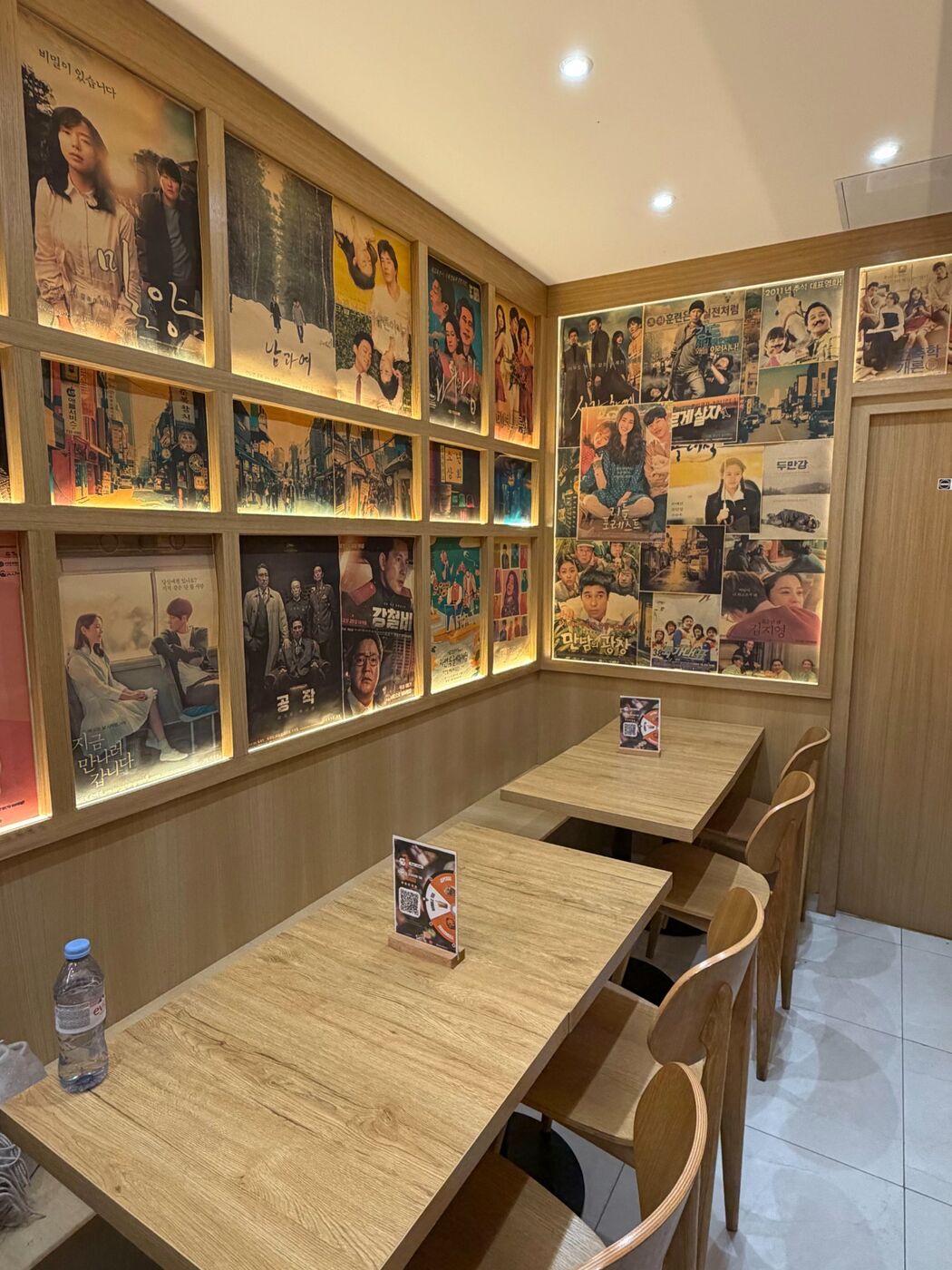 Salle Sae Cham — posters de films coréens rétroéclairés